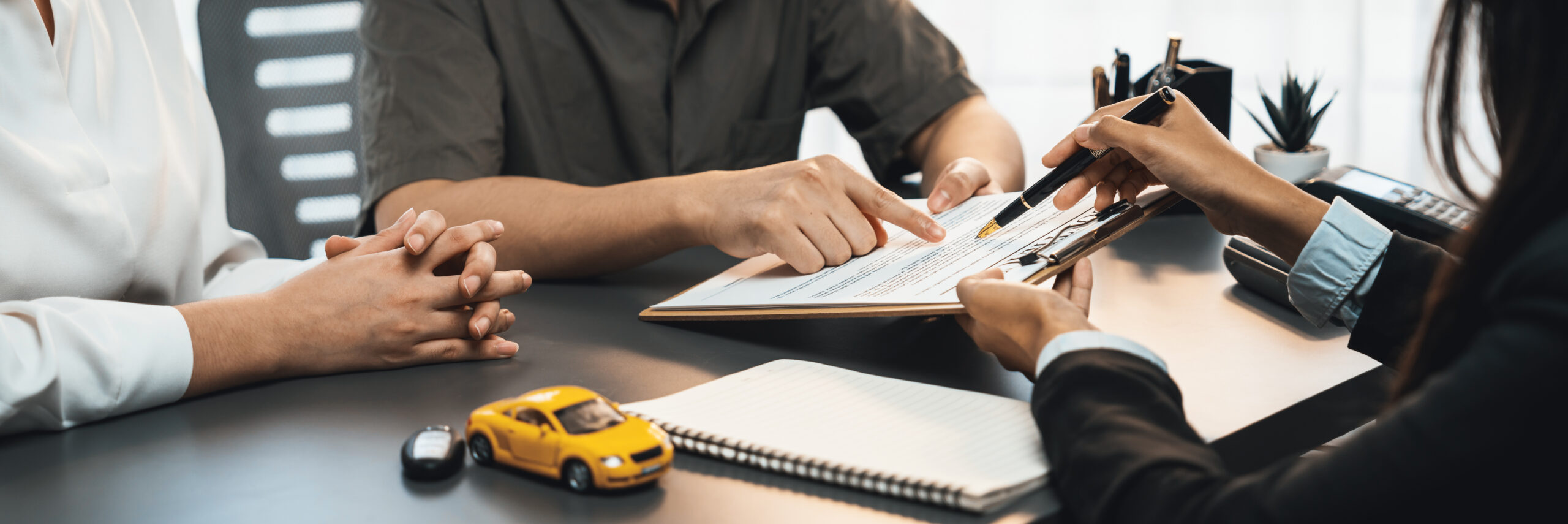 Couple discutant de leur assurance auto dans leur salon avec une tablette
