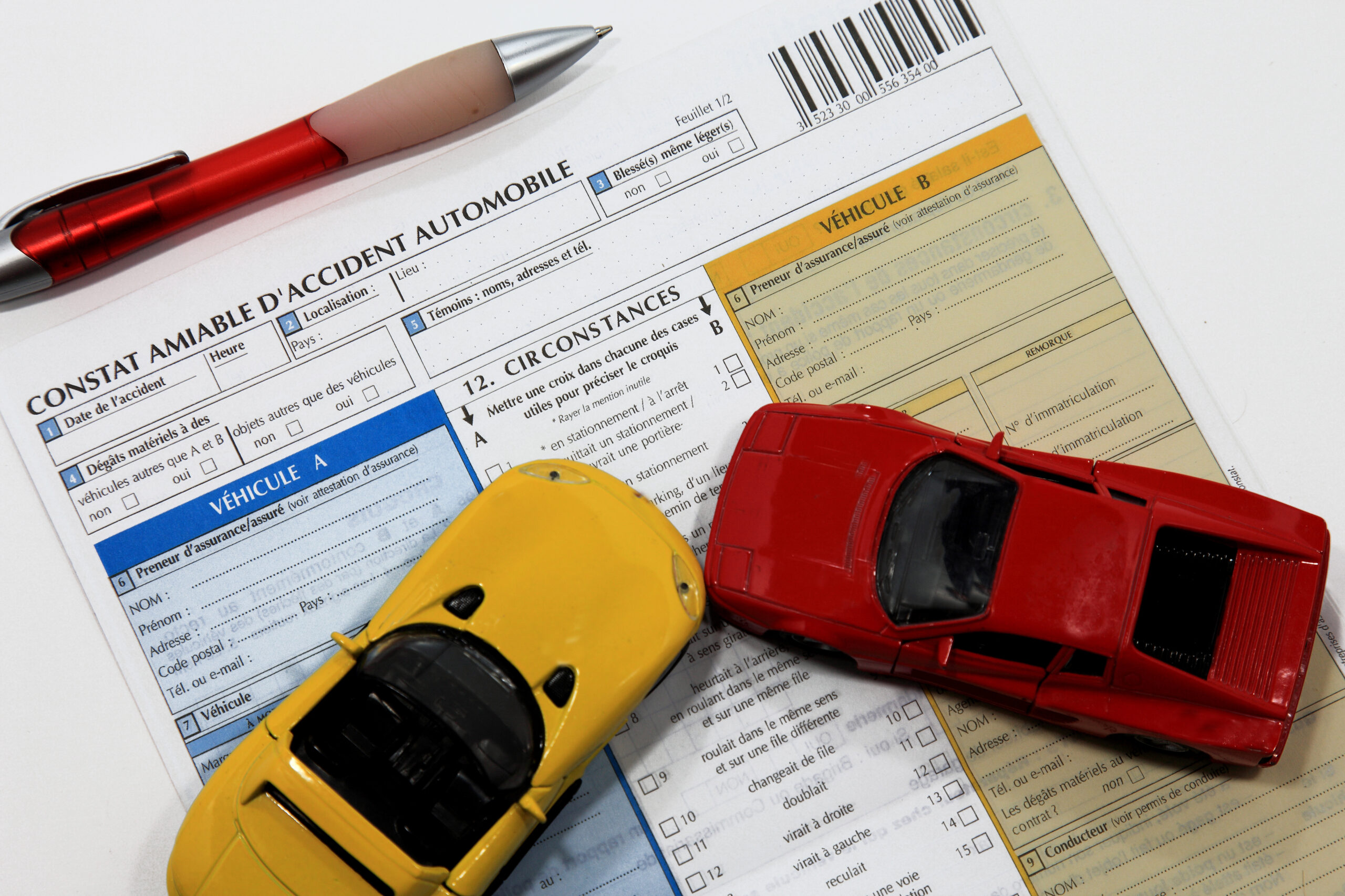 Deux conducteurs remplissant un constat amiable après accrochage (responsabilité civile)