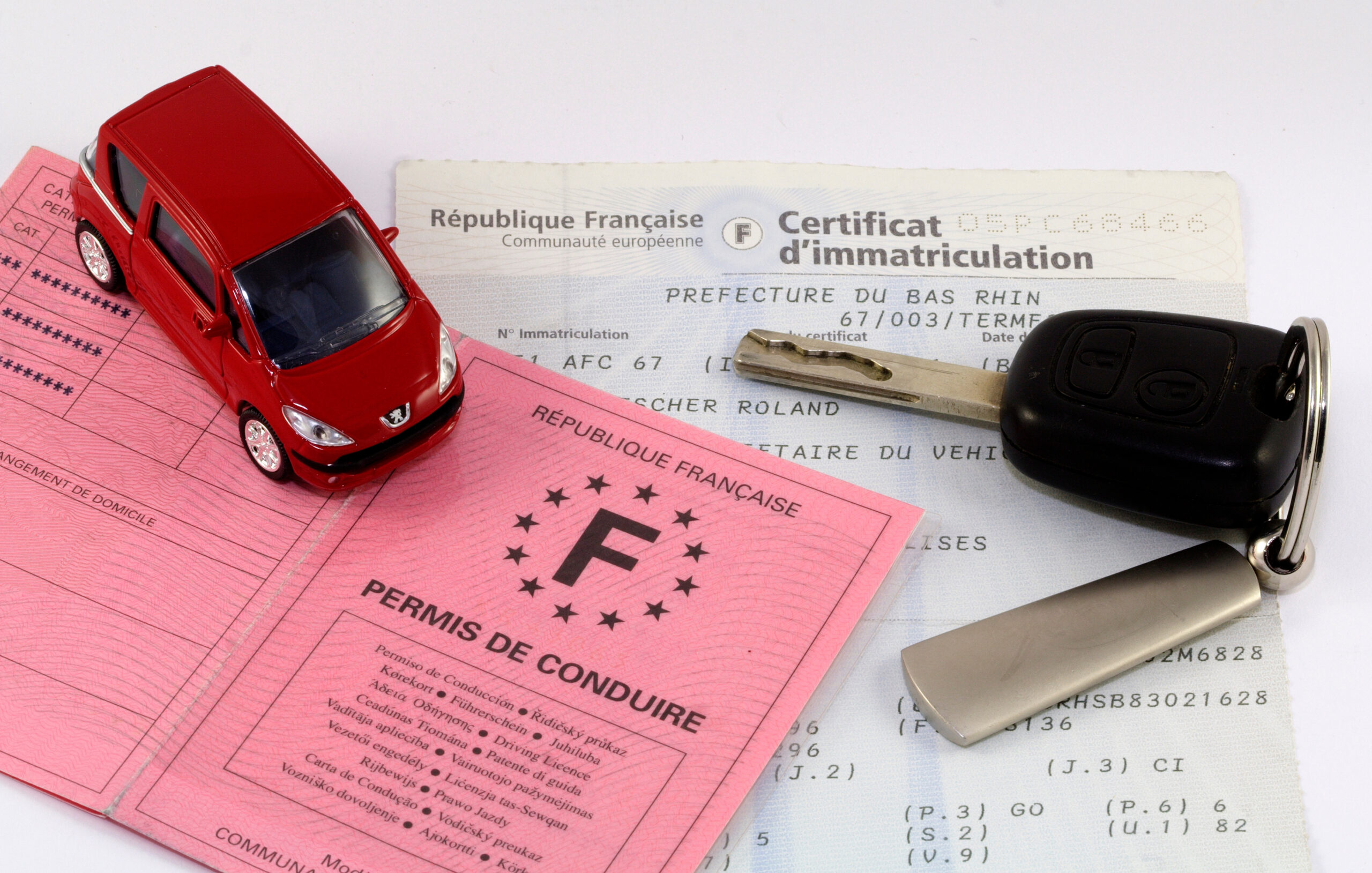 Permis de conduire posé sur le tableau de bord d'une voiture, symbolisant l'assurance jeune conducteur