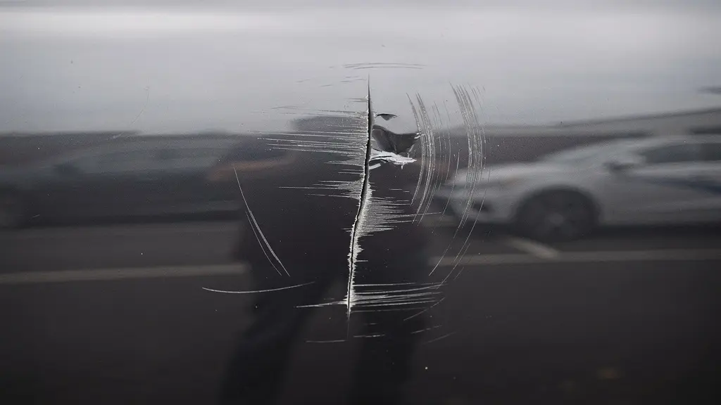 Détail de rayures sur portière de véhicule dans un parking, dommages vandalisme auto